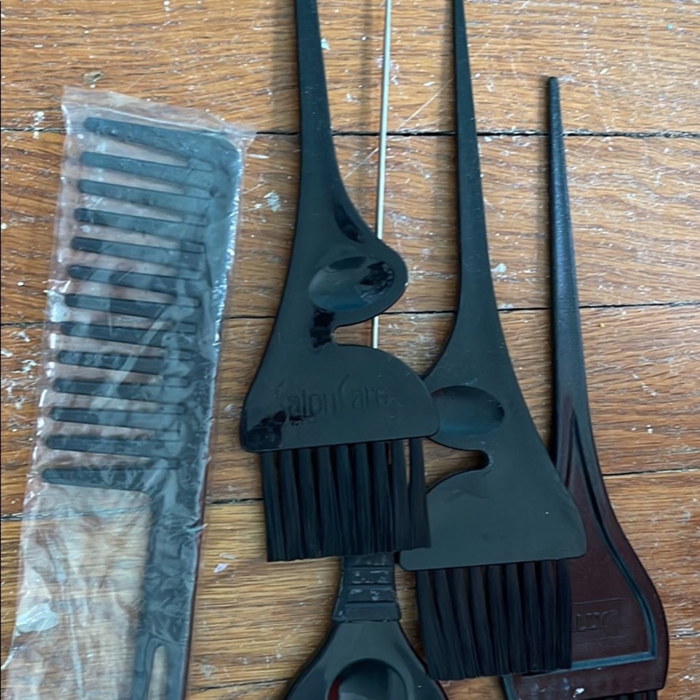 Multiple makeup items - Picture 5 of 5